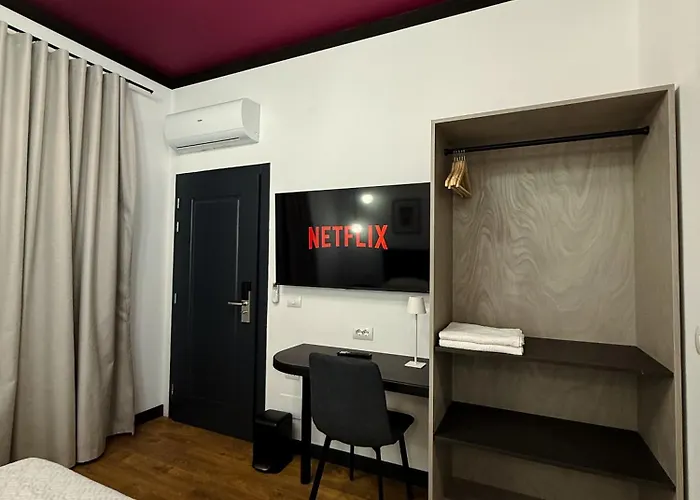 Days Free Parking * Tiran